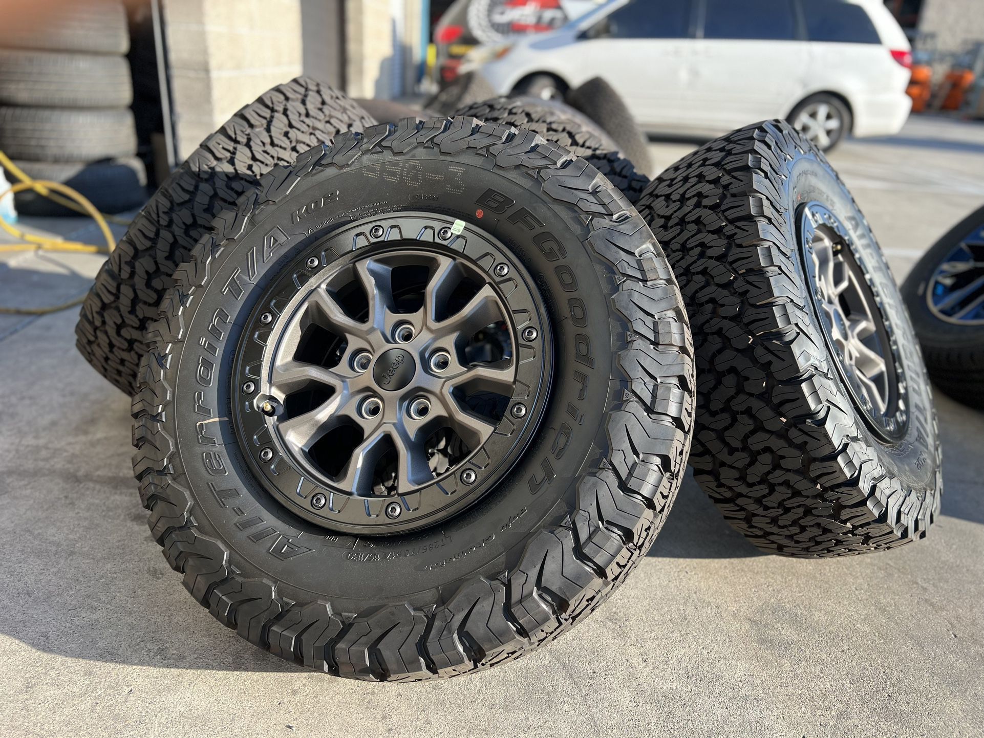 2022 Jeep Wrangler Gladiator Rubicon SRT 392 Beadlock Wheels Rims Tires