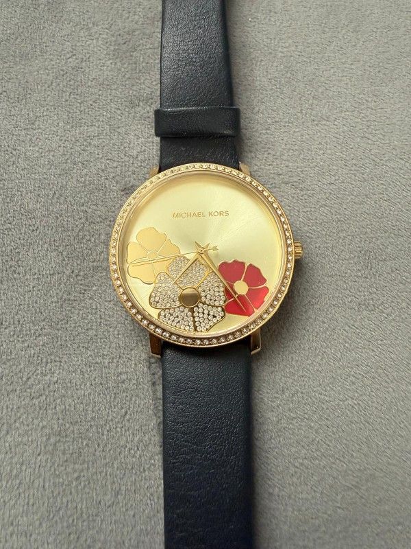 mickael kors women watch. (NEEDS NEW BATTERY) (MUST SELL TODAY!)