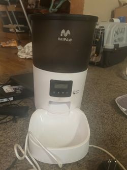Pet food dispenser