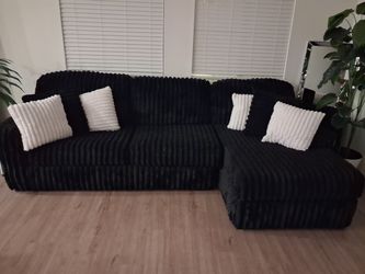 *Couch/Sofa – Great Condition