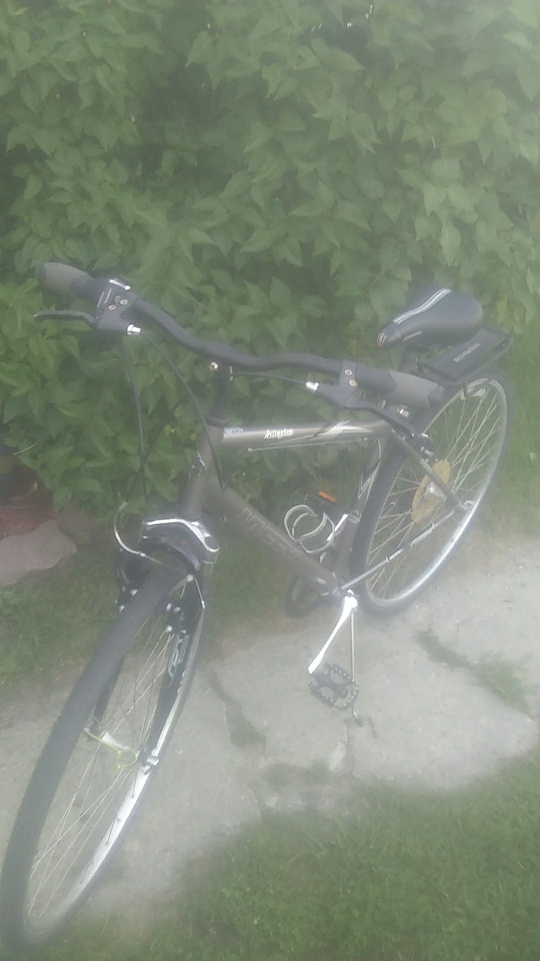 Huffy 28" hybrid,with Schwinn back rack,this bike is like new. Price is final price