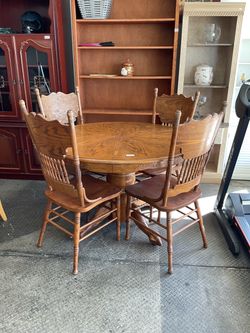 Round Oak Pedestal Dining Table with 4 Chairs