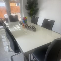 Dining table set with 6 chairs in perfect condition, almost new.