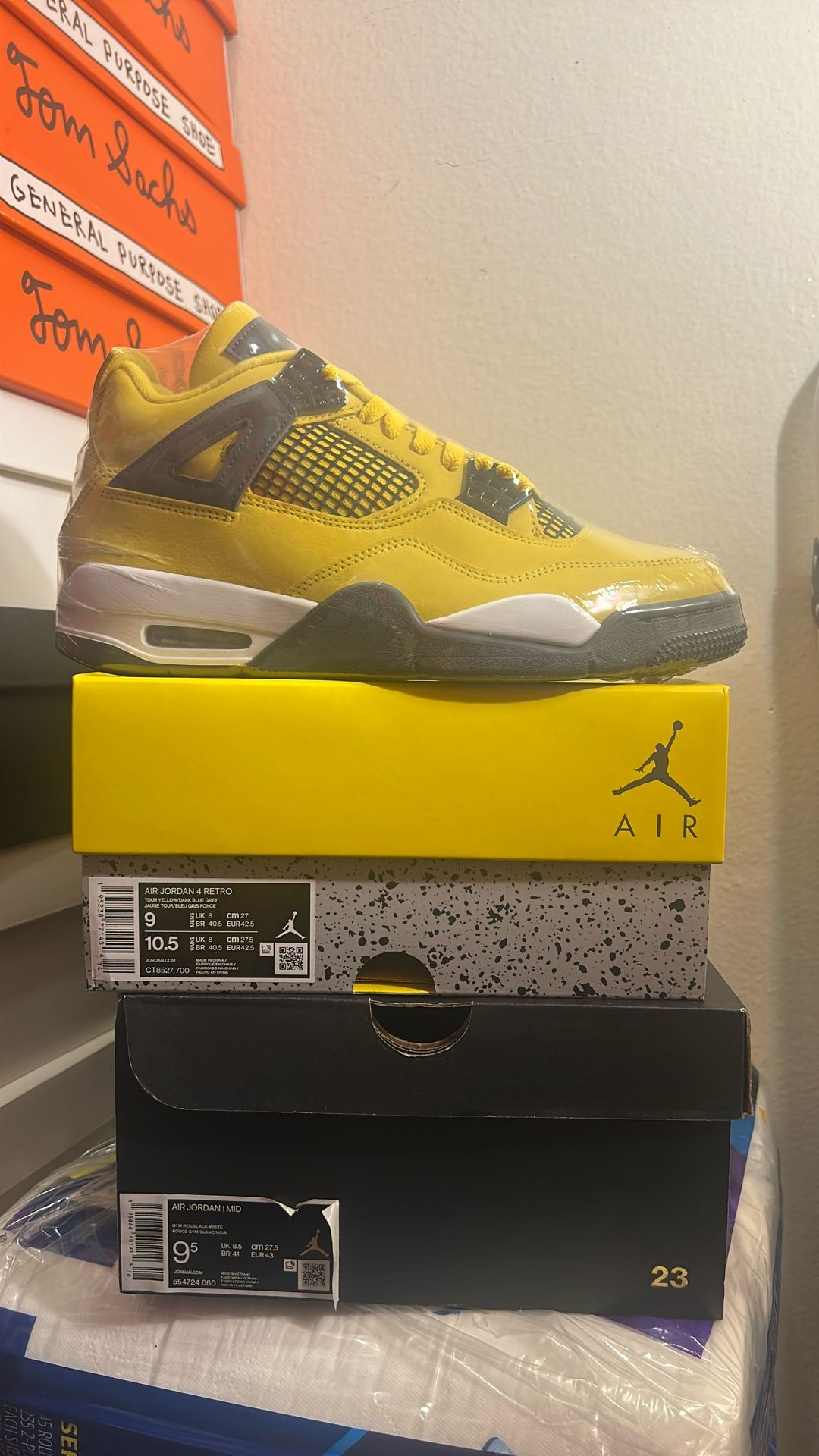 Air Jordan 4 Retro Lightning Size 9