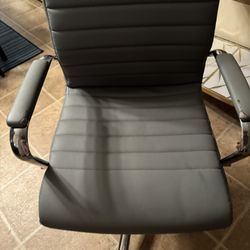 Spinning comfortable Computer Chair & Desk with Plaste Mat 