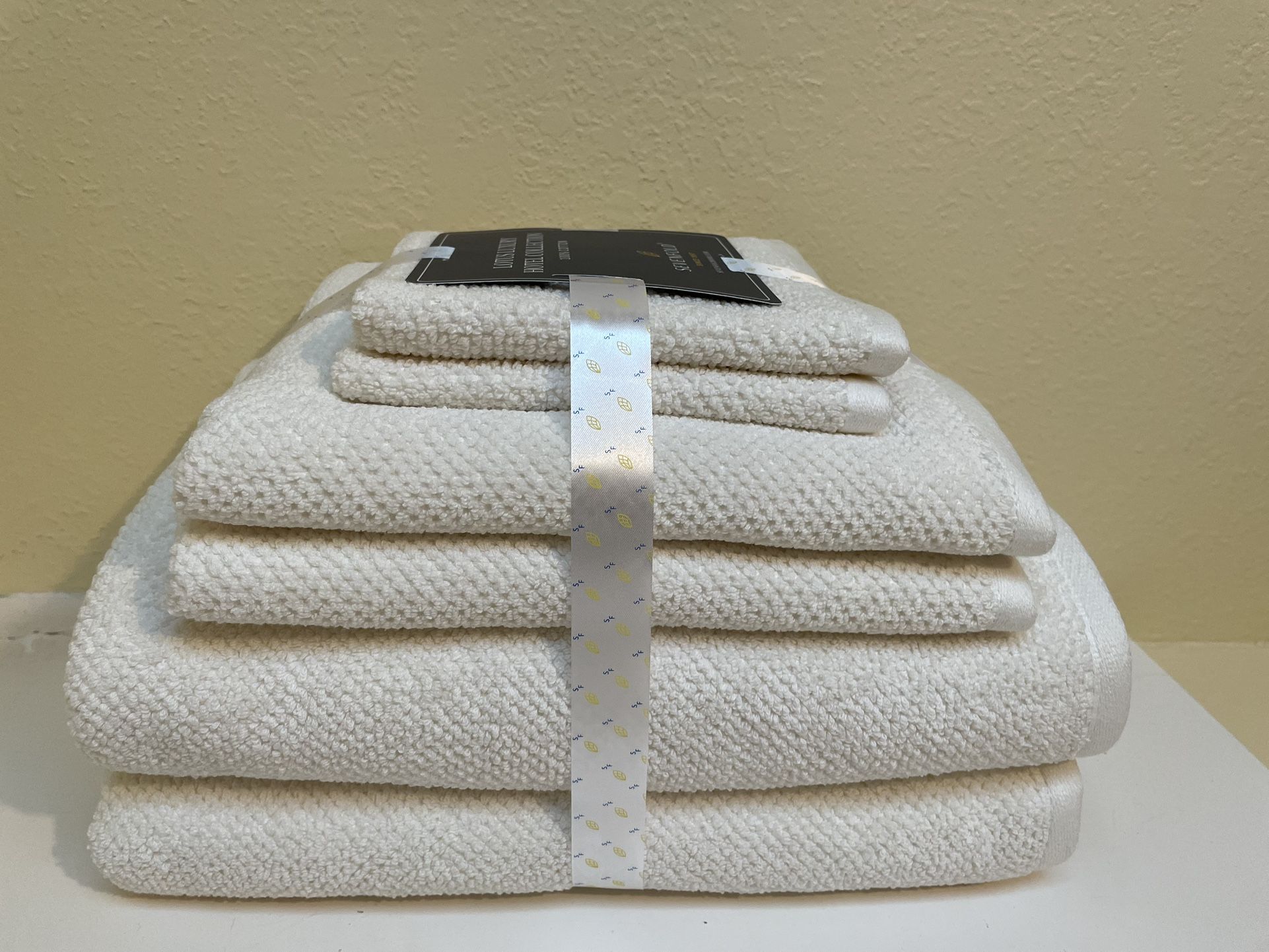 Hotel Collection Bath Towel Set(New)$25