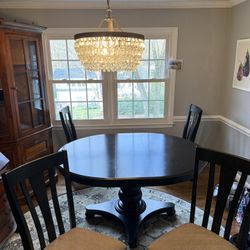 Bassett dining (or kitchen) table with chairs & rug