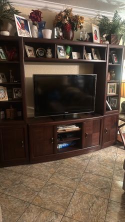 Entertainment center