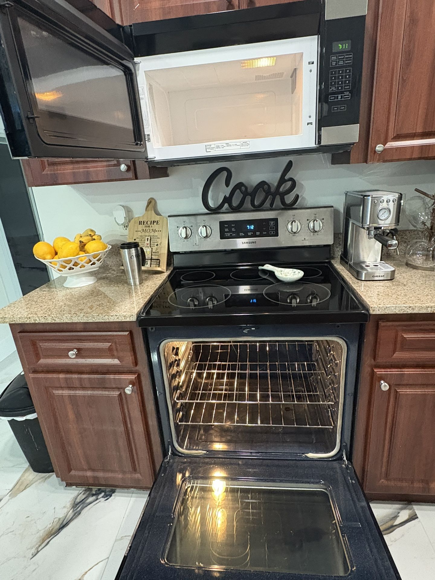 Microwave And Oven + Stovetop