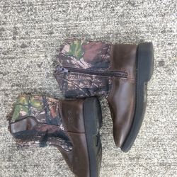 Baby camo boots 👢 size 8 toddlers🌈