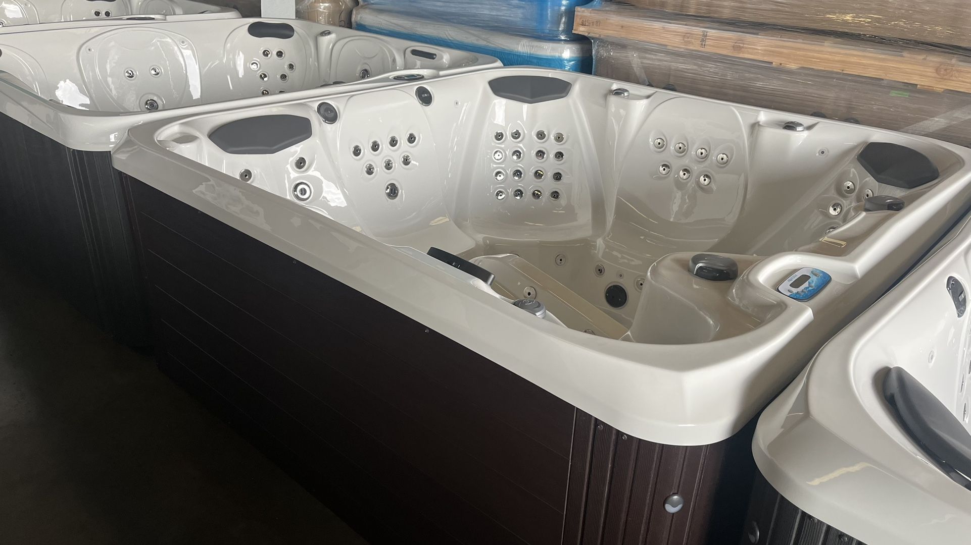 Sale Aquaterra Fairfax Spa Hot Tub 220v Loaded With 80 Jets, Speakers, Bluetooth