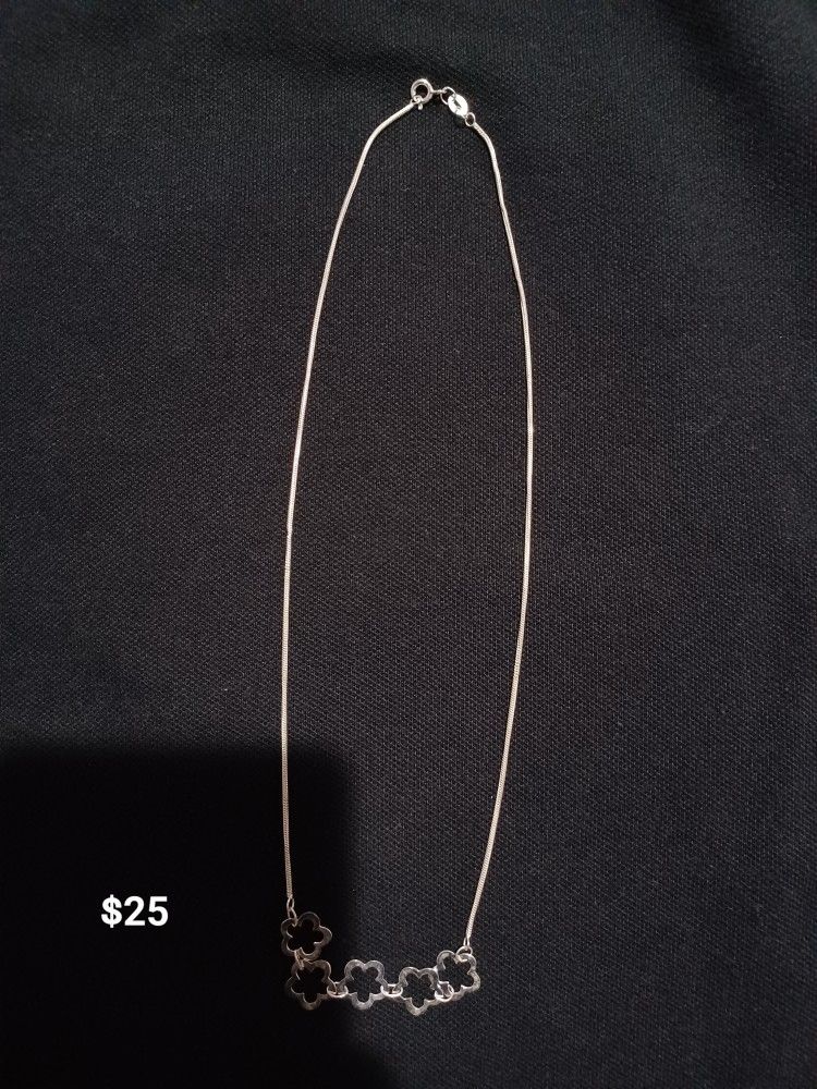 silver flower necklace / collar de plata de flores