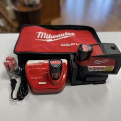 MILWAUKEE 3622-20 CROSS LINE LASER, COMES WITH CHARGER AND 3 BATTERIES, W/ MILWAUKEE CASE