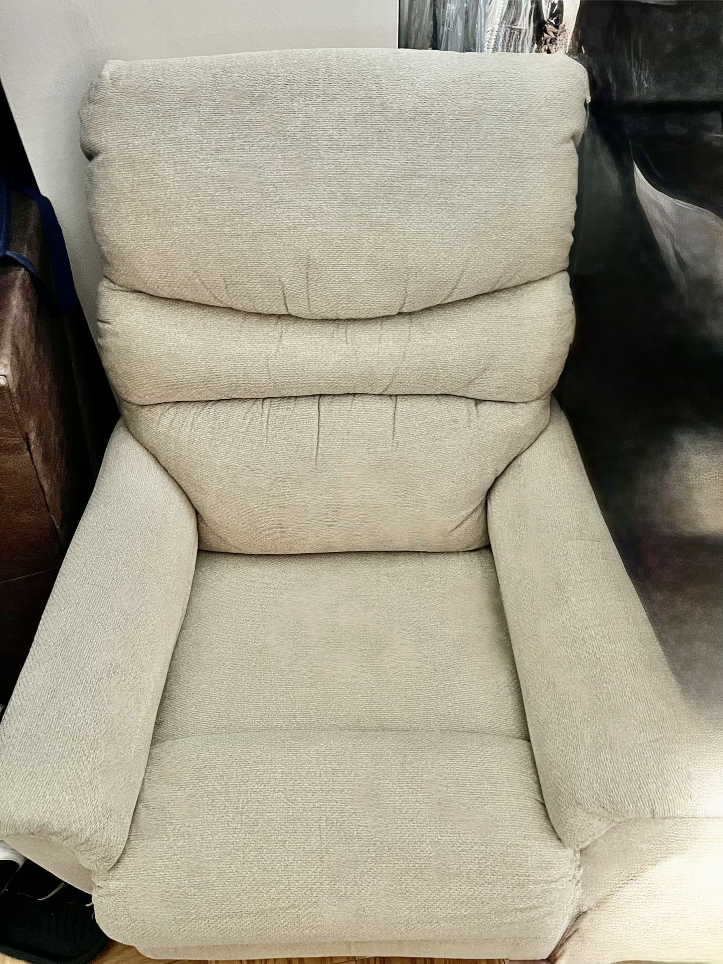 EVERYTHING MUST GO! ✨ TWO COMFY ARMCHAIRS FOR SALE – La-Z Boy Recliner + Sofa Chair ✨