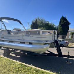 Sun Tracker Party Barge 21  Pontoon Boat