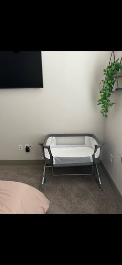 Baby bedside bassinet