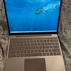 Microsoft Surface Laptop Go - 12.4" Touchscreen - Intel