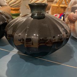 2 matching Vases