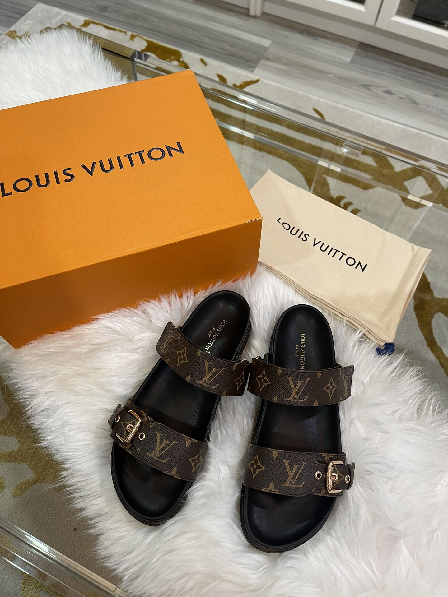 Louis Vuitton Bom Dia leather sandal- Size 9