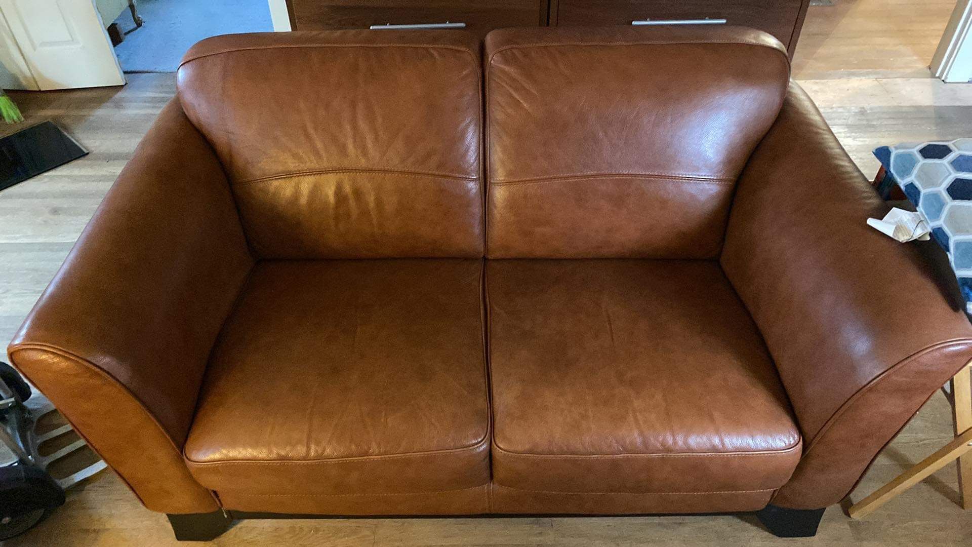 Pending P/u Macy’s Brown Leather Loveseat for Sale in Seattle, WA OfferUp