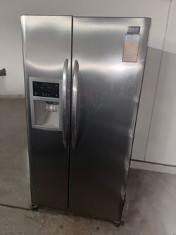 Frigidaire 26 cu ft Stainless Side-by-Side Refrigerator – Needs new compressor (Very Clean)