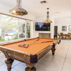 Gorgeous Pool Table 💗