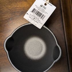 New .5 lt Cast Iron saucepan