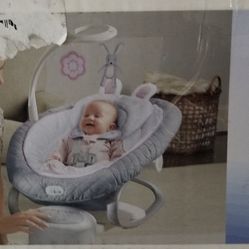 Almost new Baby Swing/Mecedora de bebe con poco uso, casi nueva.