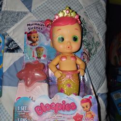 (NEW)BLOOPIES MAGICAL MERMAID. SHE BLOWS BUBBLES,  SQUIRTS WATER, AND HER TAIL CHANGES COLOR