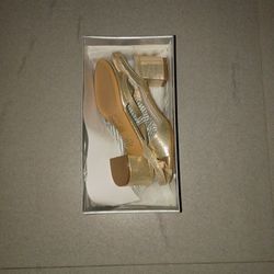 Size 6 DB Studio
Low Block Heel Sandals
Style: KORI Color: CHAMPAGNE  