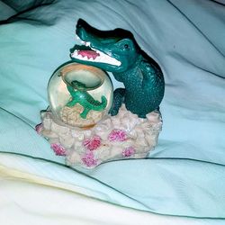 Unique Wildlife Figurine Snow Globe New!