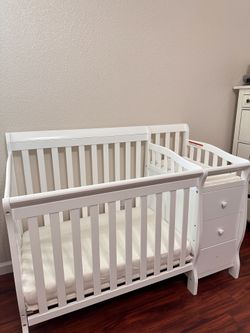 Mini Crib with mattress, mattress protector, and bedsheets