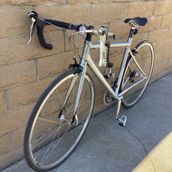 GIANT TCR ROAD BIKE ALUXX, 6000 series! Frame Size (Medium)