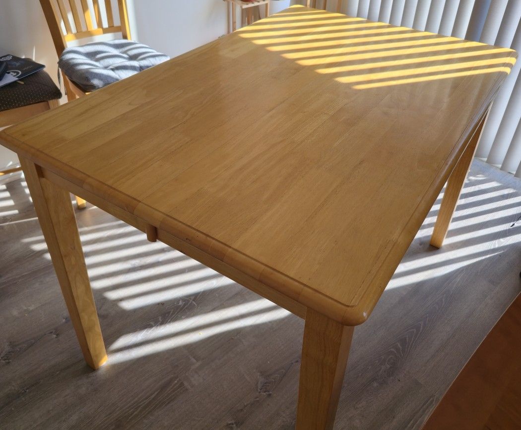 Table With Butterfly Leaf And 6 Chairs