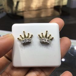 10k Gold With Diamond Earring On Special 💎