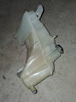 Automotive overflow tank reservoir for a Chrysler 300