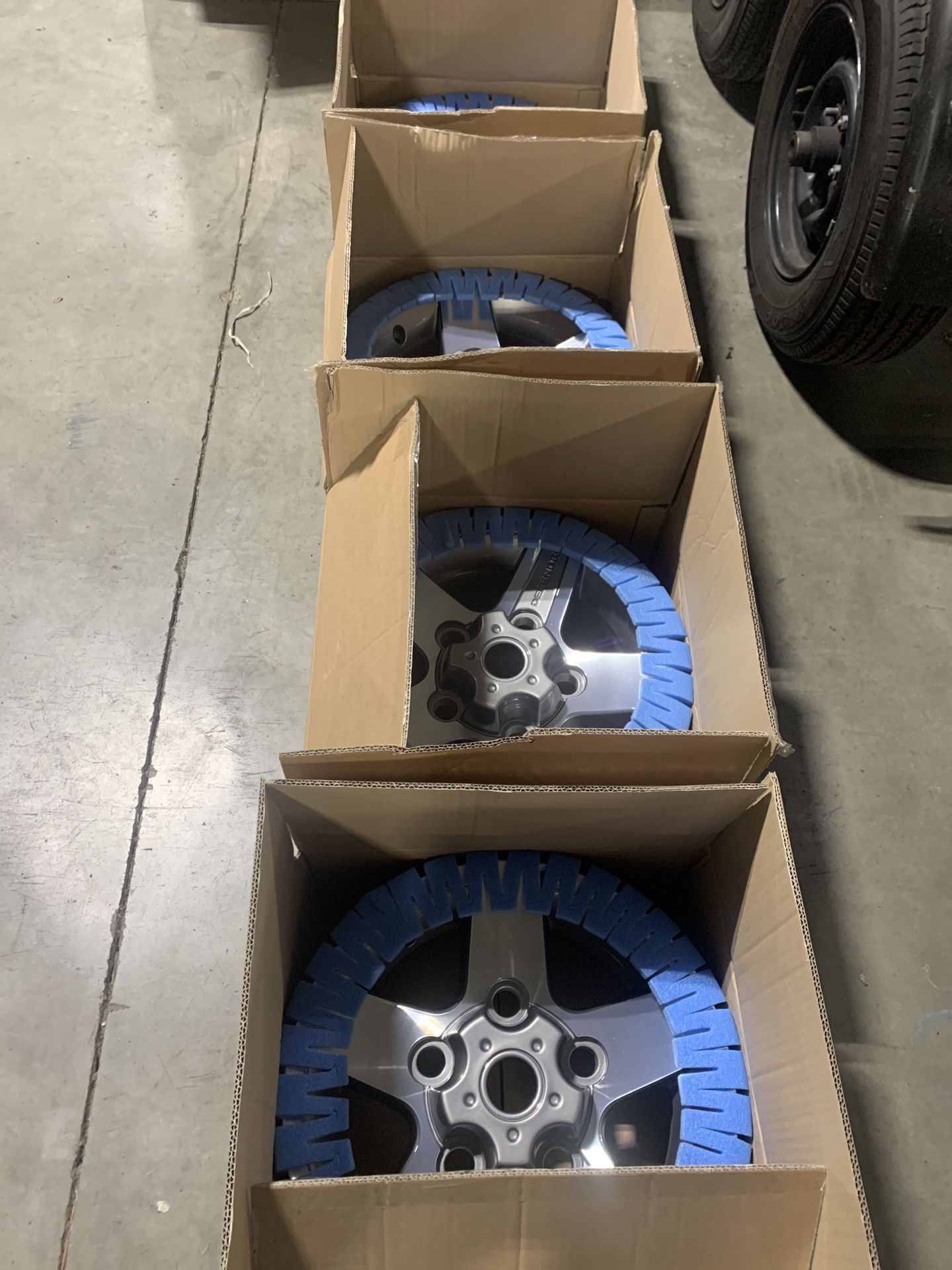 Land Rover Defender SVX Wheels Brand New Genuine Original Box