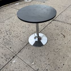 Round modern café / bistro pedestal table with metal base