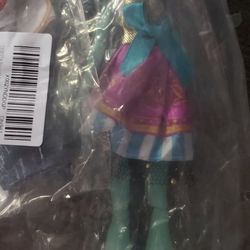 Monster High Doll, Frankie Stein with Accessories and Pet, Posable Fashion Doll with Blue and Black Streaked Hair

