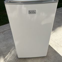 Black and Decker Mini Fridge and Freezer 4.3-cu ft