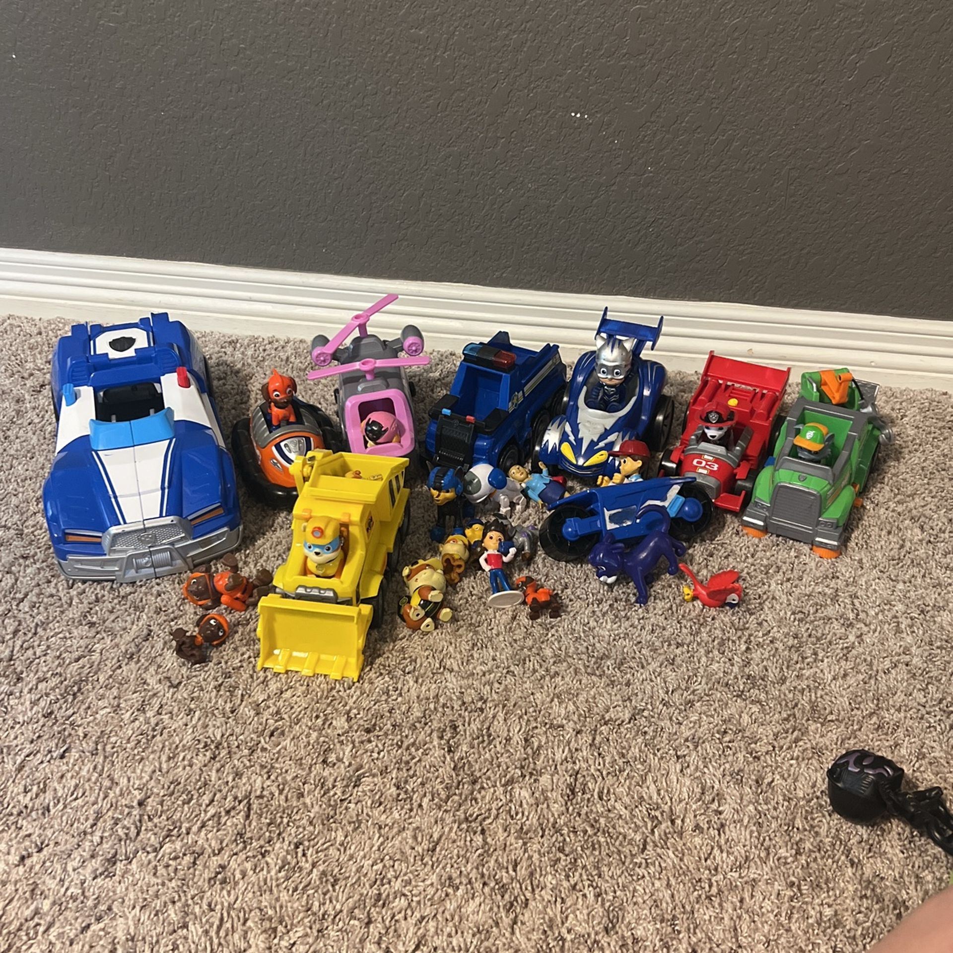 Random Paw Patrol Figures/cars