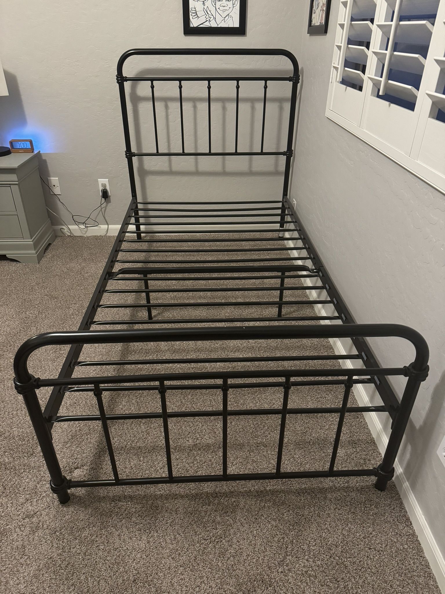 Twin Metal Bed Set. Includes Mattress/Boxspring and Bedding