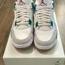 Nike SB x Jordan 4 Retro SP ‘Pine Green’ Size 9.5