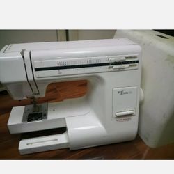 Janome New Home My Excel 23L Sewing Machine w/ Case, & Accesories