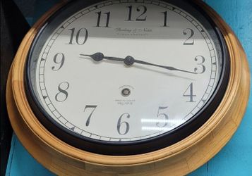 Reloj de manecillas de madera