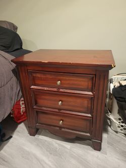 Small Nightstand/Dresser (3 drawer)