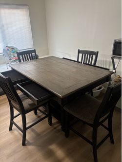 Beautiful 5 piece dining set