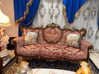 Italian couch 🛋️ salmon color