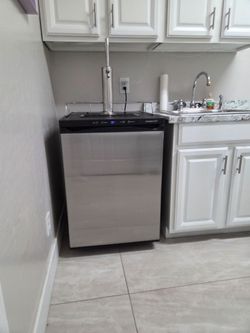 Edgestar Kegerator , Black sides/Stainless door