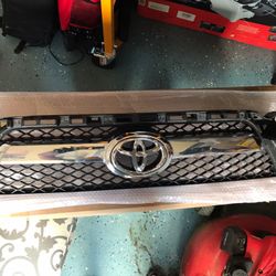 2011 4Runner OEM Grill